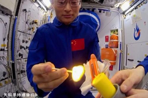 فیلمی از روشن کردن شمع در ایستگاه فضایی تیانگونگ